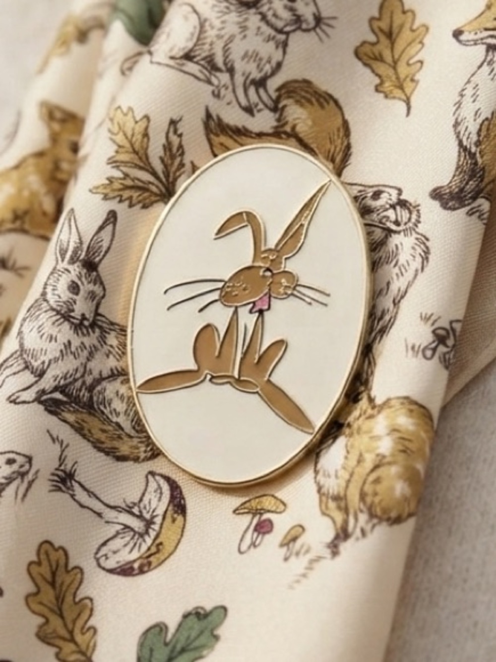 Vintage Women's Bunny Image Brooch/Lapel Pin White Enamel Gold Tone Oval